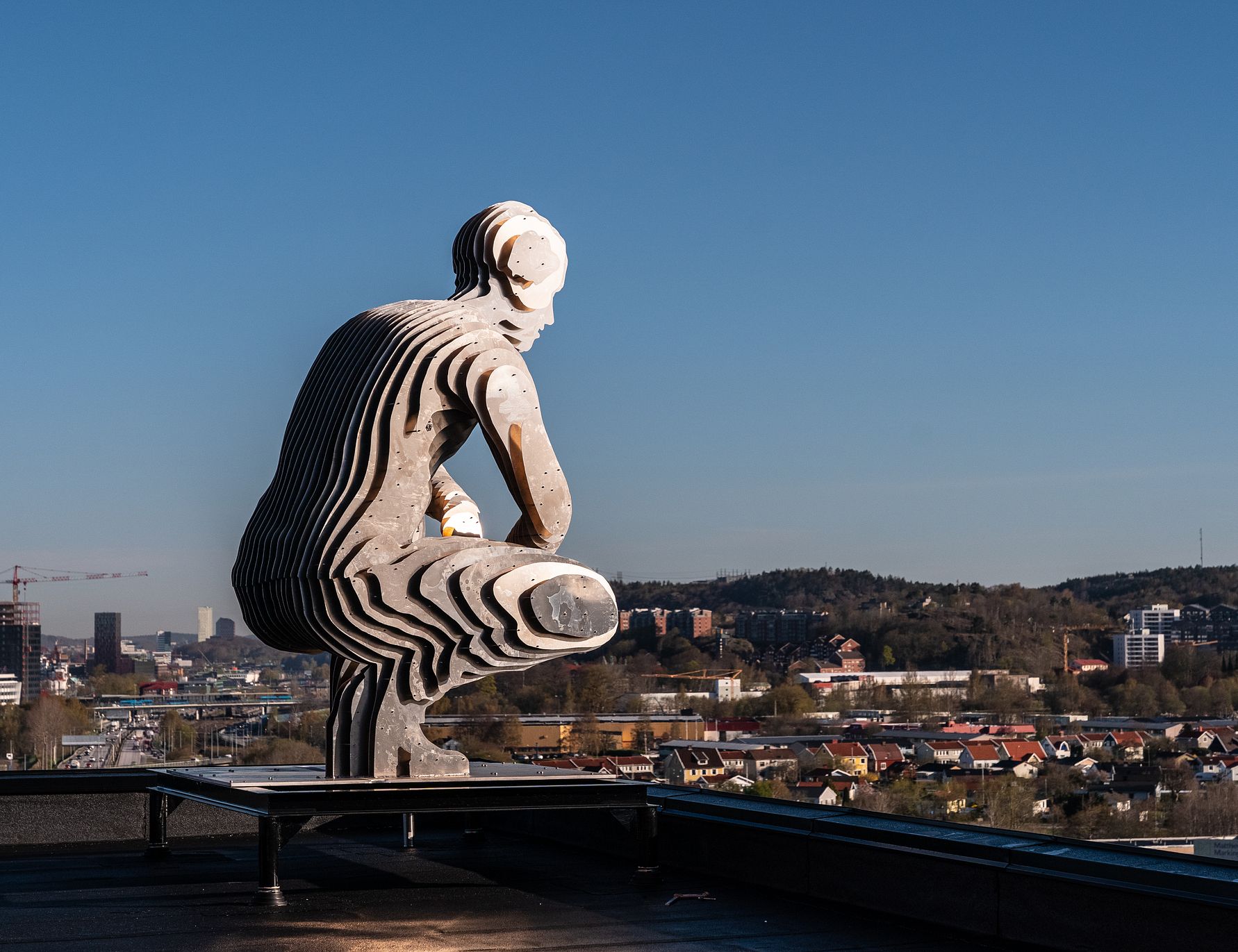 Crouching Man av Thomas Broomé, placerad på GoCo House tak vid GoCo Health Innovation City 