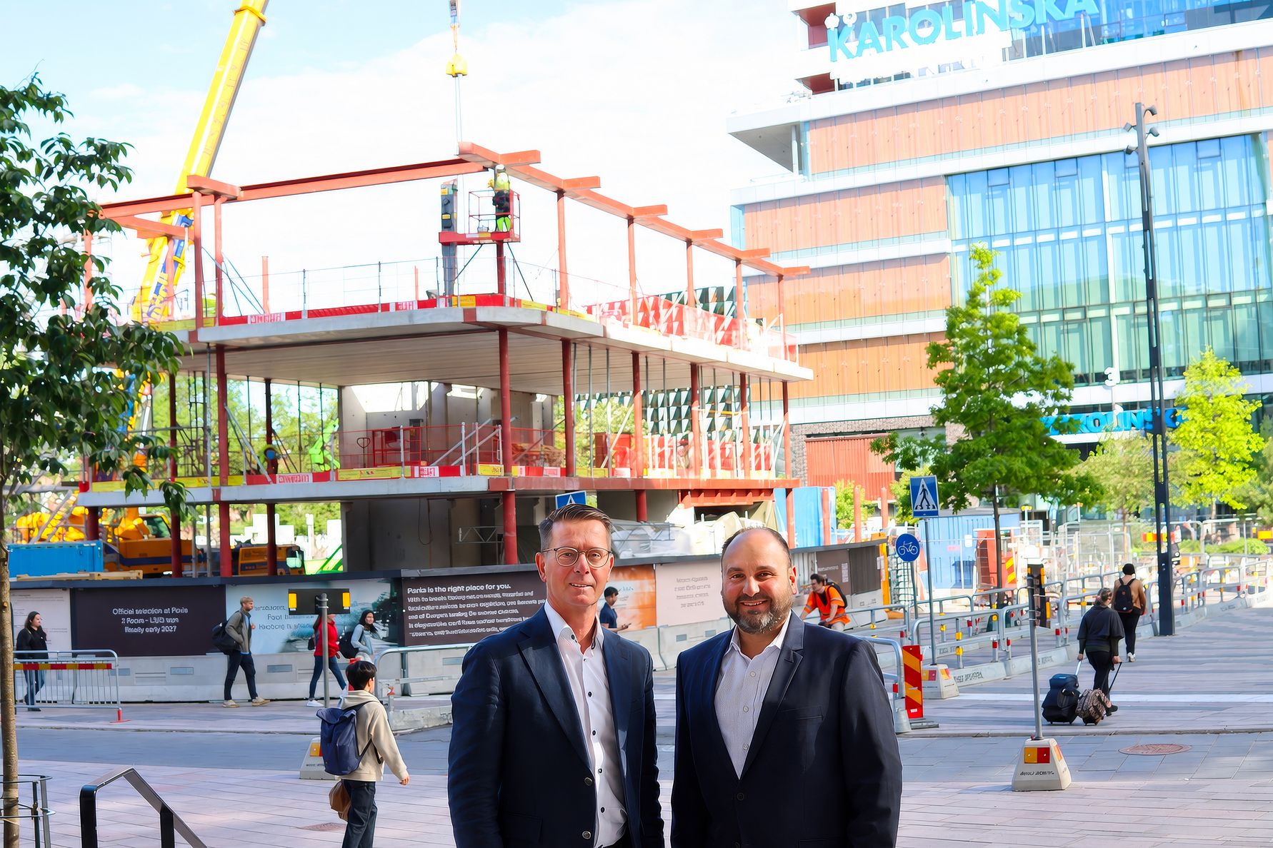 Micael Averborg och Julien Dagher utanför Pavia som är under uppbyggnad upp på Hagaplan