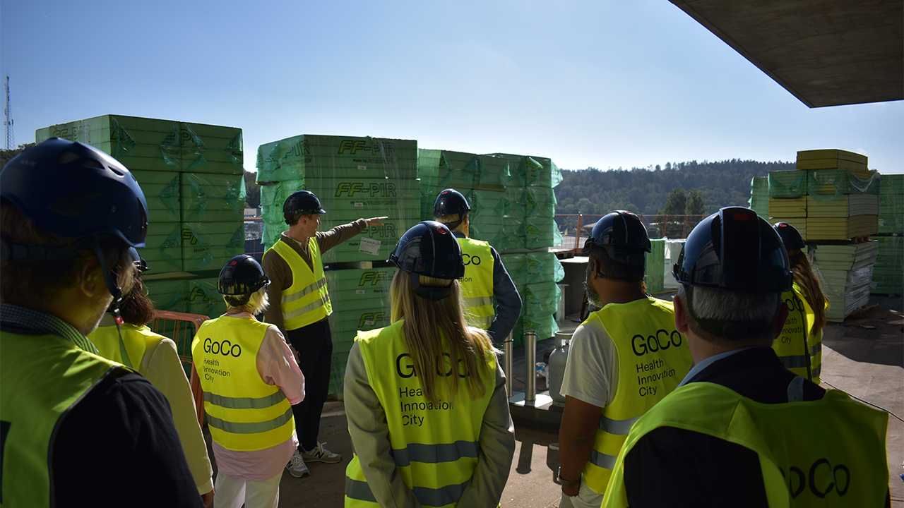 Representanter från GoCo visar äldreboendets terrass för Norlandia, Mölndal Stad och press.